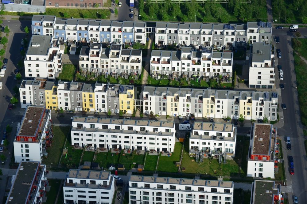 Aerial photograph Berlin, Friedrichshain - Roof and wall structures in residential area of a multi-family house settlement of street Thaerstrasse in Berlin in Germany