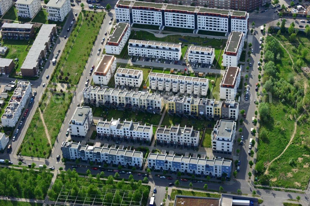 Berlin, Friedrichshain from the bird's eye view: Roof and wall structures in residential area of a multi-family house settlement of street Thaerstrasse in Berlin in Germany