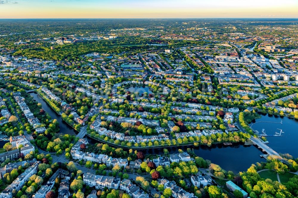 Aerial image Hamburg - Residential area of a multi-family house settlement on the bank and river of Alster on Maria-Louisen-Strasse - Leinpfad overlooking the Rondeelteich in the district Winterhude in Hamburg, Germany