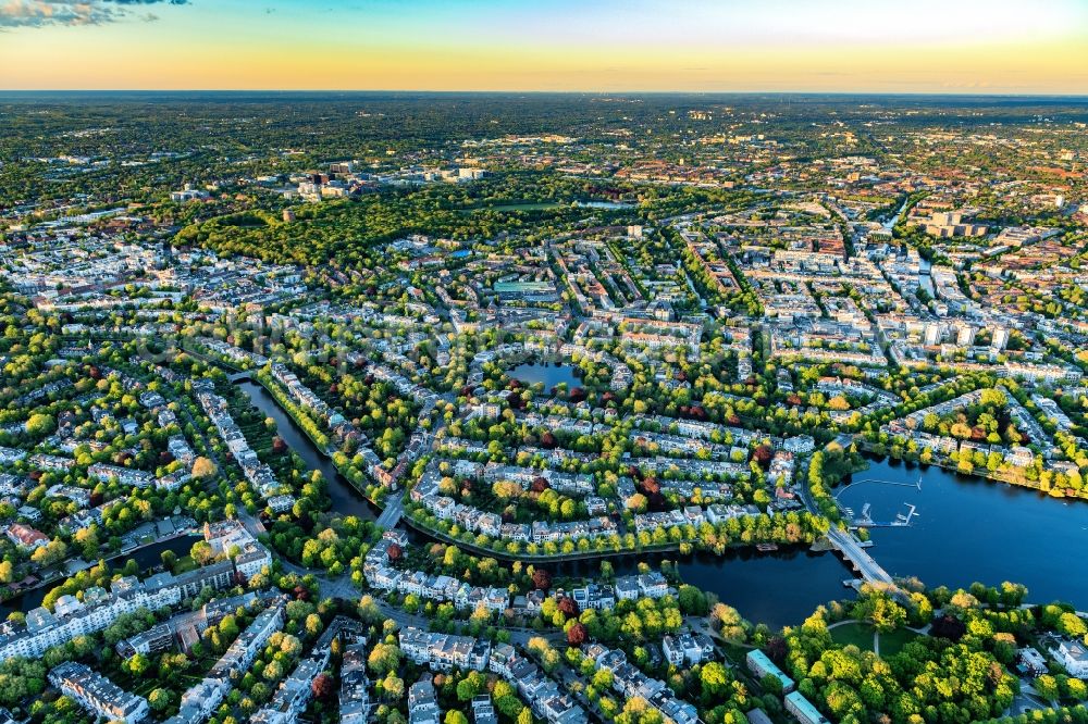 Aerial photograph Hamburg - Residential area of a multi-family house settlement on the bank and river of Alster on Maria-Louisen-Strasse - Leinpfad overlooking the Rondeelteich in the district Winterhude in Hamburg, Germany