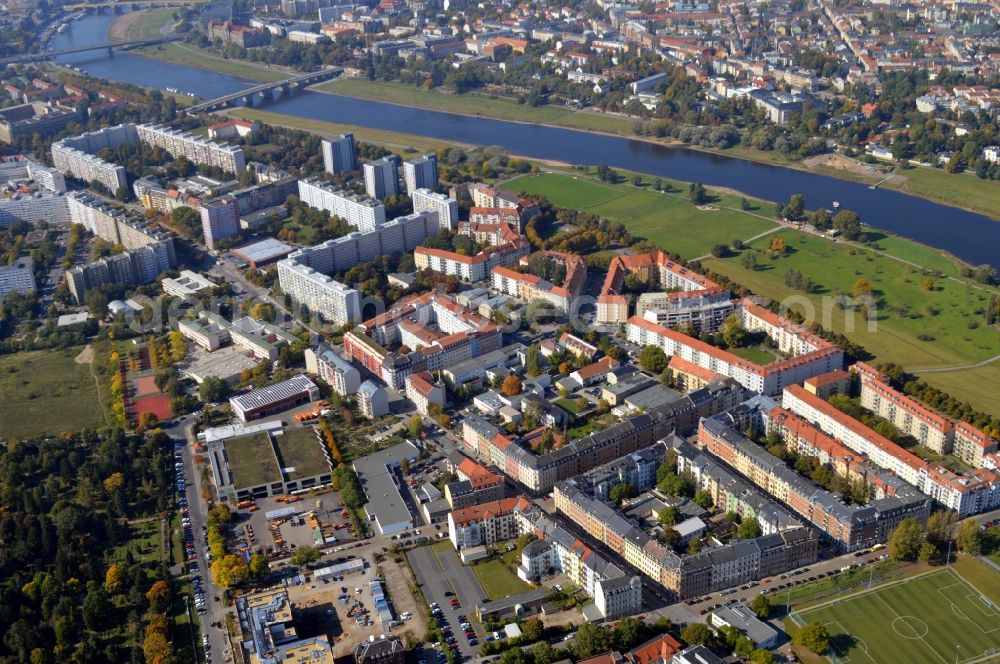 Dresden from the bird's eye view: Residential area of a multi-family house settlement on the bank and river of the River Elbe in the district Johannstadt Nord in Dresden in the state Saxony, Germany