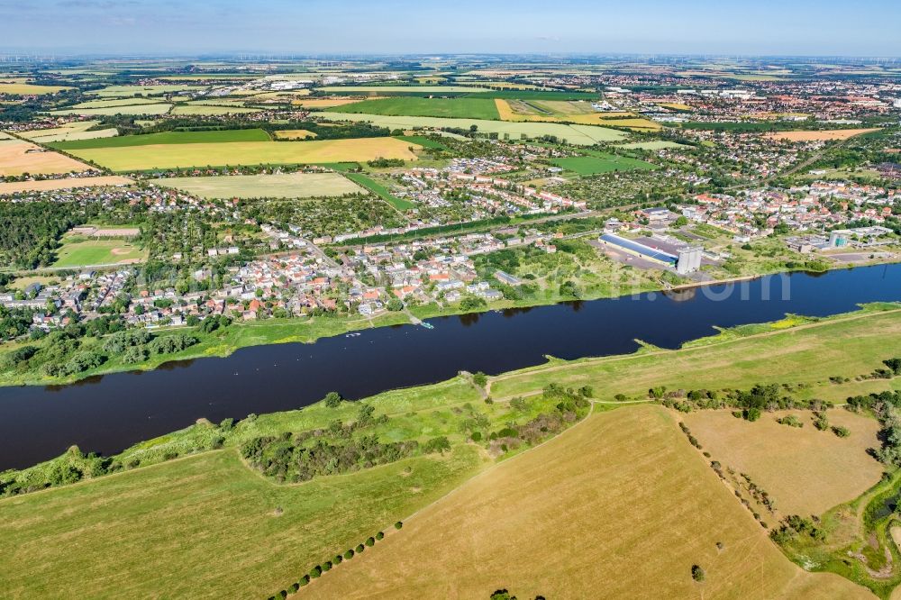 Magdeburg from the bird's eye view: Residential area of a multi-family house settlement on the bank and river Elbe in the district Westerhuesen in Magdeburg in the state Saxony-Anhalt, Germany