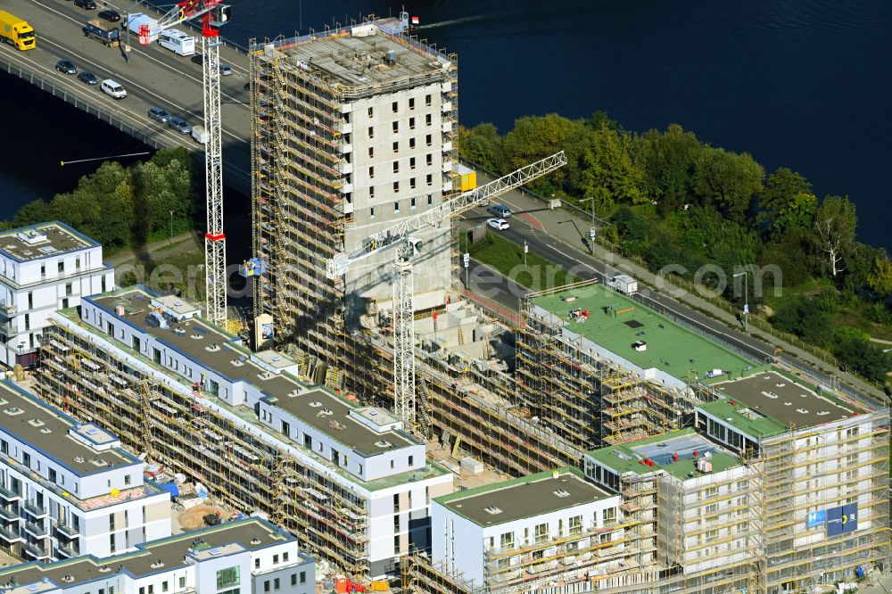 Aerial photograph Berlin - Residential area of an apartment building settlement on the banks and river course of the Havel river in Berlin, Germany