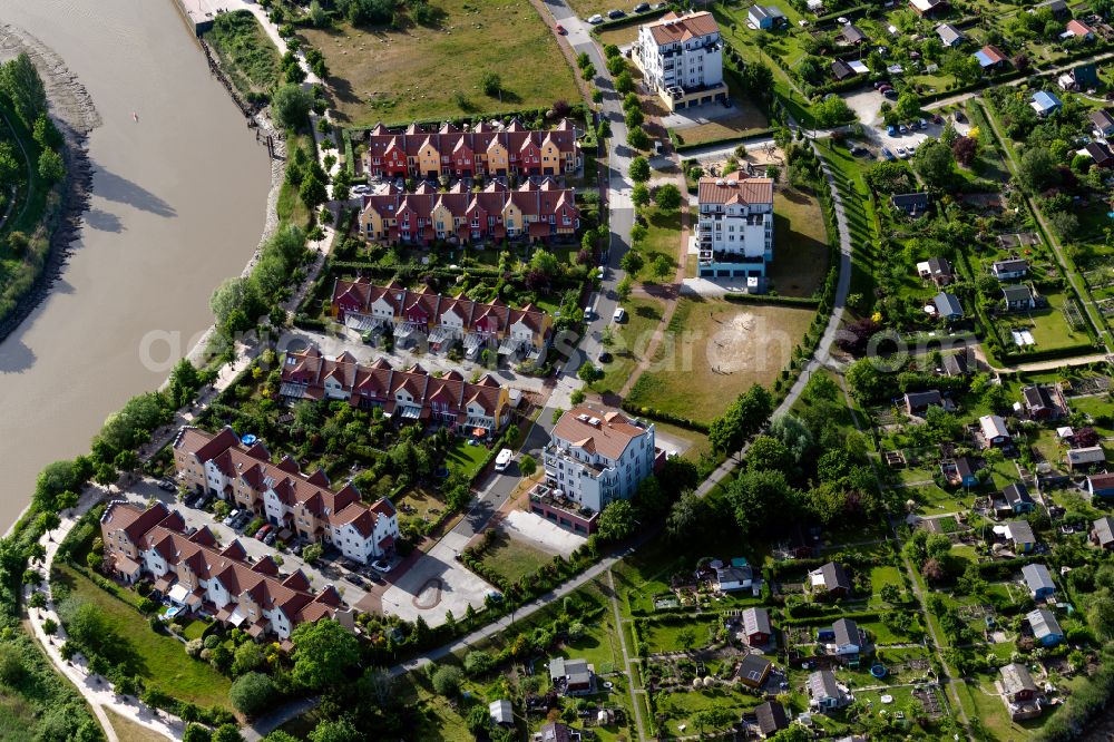 Aerial image Bremerhaven - Residential area of a multi-family house settlement on the bank and river of Geeste am Geestebogen in Bremerhaven in the state Bremen, Germany