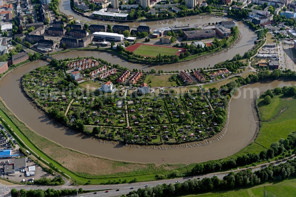 Bremerhaven from above - Residential area of a multi-family house settlement on the bank and river of Geeste am Geestebogen in the district Klushof in Bremerhaven in the state Bremen, Germany