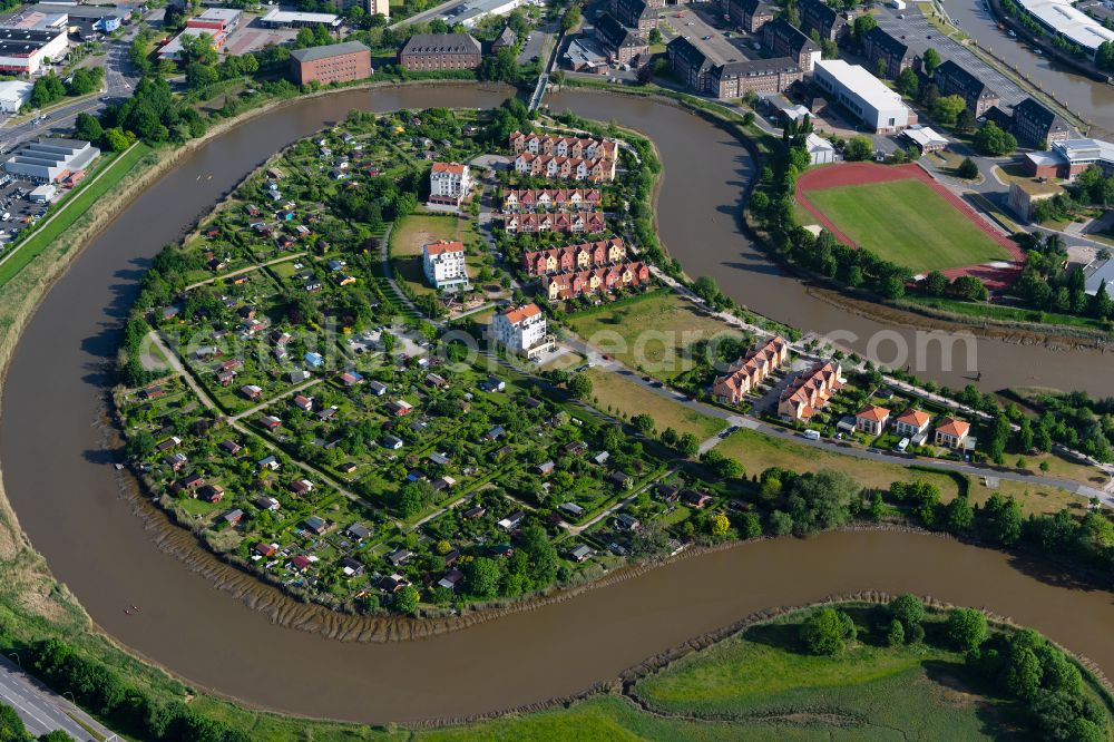 Bremerhaven from the bird's eye view: Residential area of a multi-family house settlement on the bank and river of Geeste am Geestebogen in the district Klushof in Bremerhaven in the state Bremen, Germany