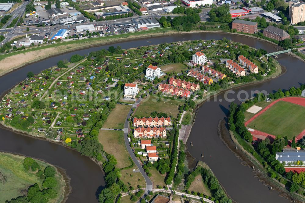 Bremerhaven from above - Residential area of a multi-family house settlement on the bank and river of Geeste am Geestebogen in the district Klushof in Bremerhaven in the state Bremen, Germany