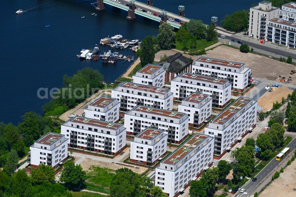 Berlin from the bird's eye view: Residential area of a multi-family house settlement on the bank and river the Havel on Daumstrasse in Berlin, Germany