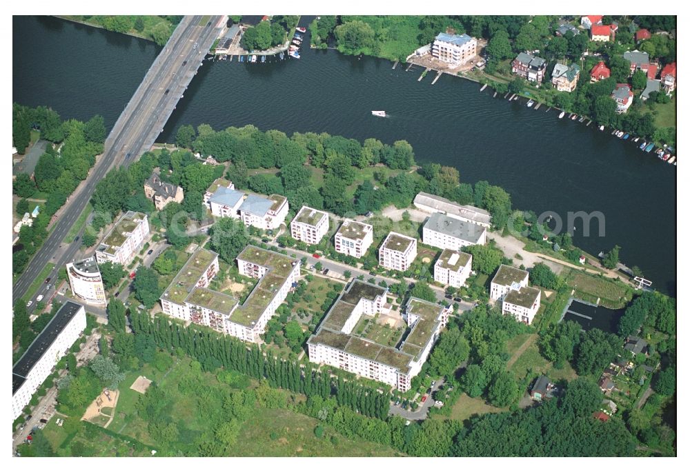 Berlin from the bird's eye view: Residential area of a multi-family house settlement on the bank and river of Mueggelspree on street Salvador-Allende-Strasse in the district Koepenick in Berlin, Germany