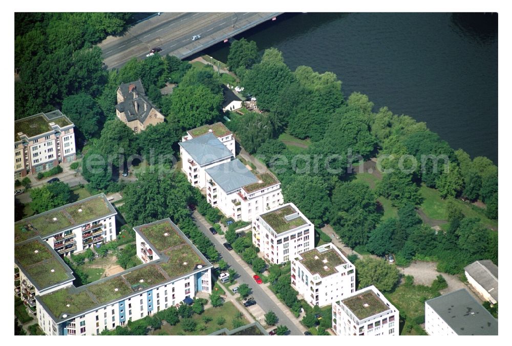 Aerial image Berlin - Residential area of a multi-family house settlement on the bank and river of Mueggelspree on street Salvador-Allende-Strasse in the district Koepenick in Berlin, Germany