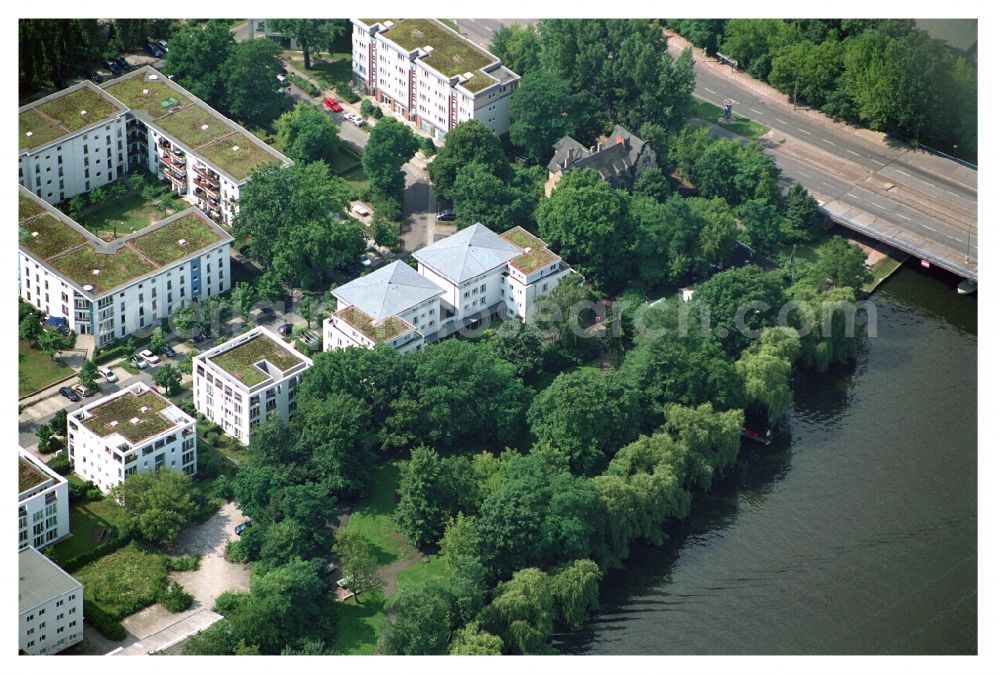 Berlin from the bird's eye view: Residential area of a multi-family house settlement on the bank and river of Mueggelspree on street Salvador-Allende-Strasse in the district Koepenick in Berlin, Germany