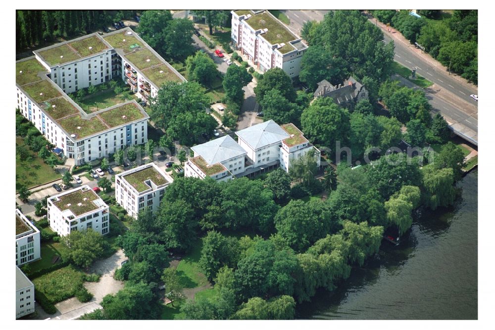 Aerial image Berlin - Residential area of a multi-family house settlement on the bank and river of Mueggelspree on street Salvador-Allende-Strasse in the district Koepenick in Berlin, Germany