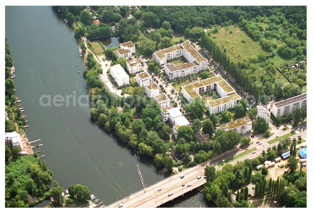 Berlin from the bird's eye view: Residential area of a multi-family house settlement on the bank and river of Mueggelspree on street Salvador-Allende-Strasse in the district Koepenick in Berlin, Germany