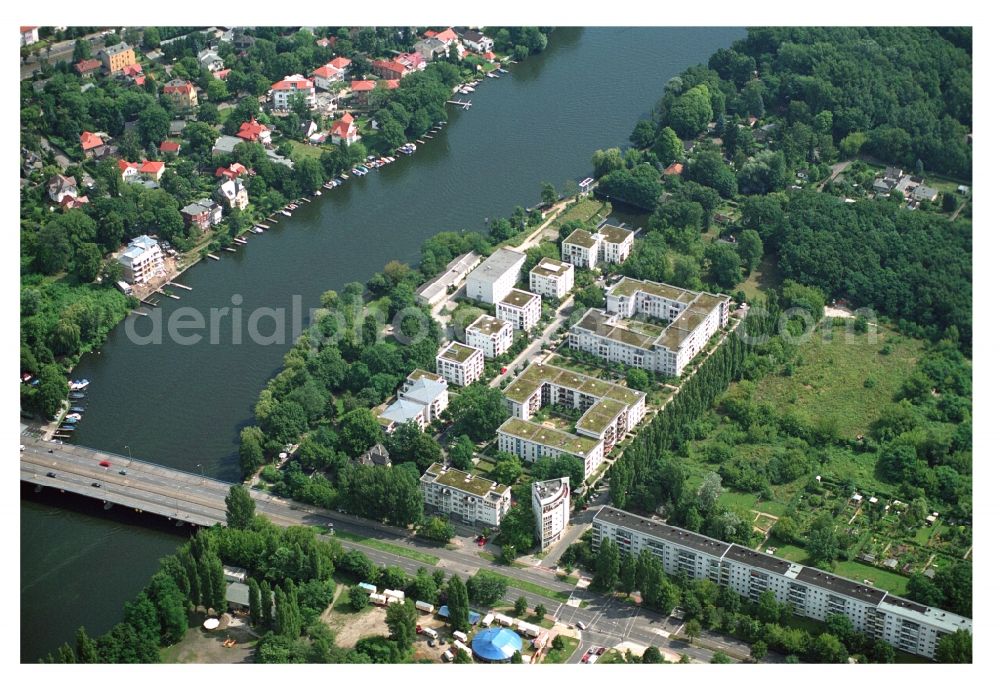 Aerial image Berlin - Residential area of a multi-family house settlement on the bank and river of Mueggelspree on street Salvador-Allende-Strasse in the district Koepenick in Berlin, Germany