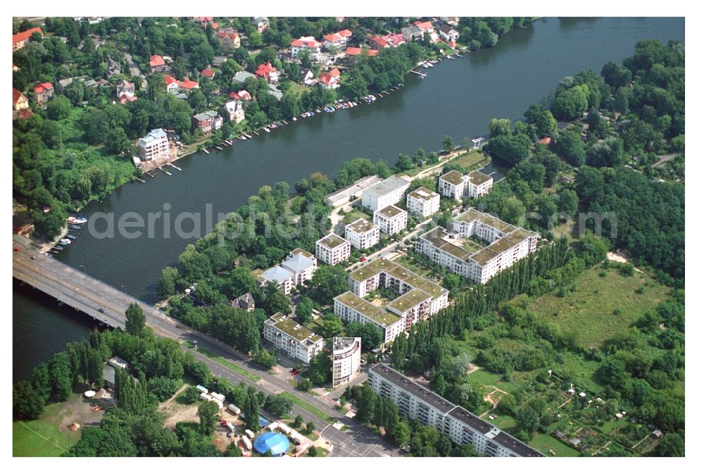 Aerial photograph Berlin - Residential area of a multi-family house settlement on the bank and river of Mueggelspree on street Salvador-Allende-Strasse in the district Koepenick in Berlin, Germany