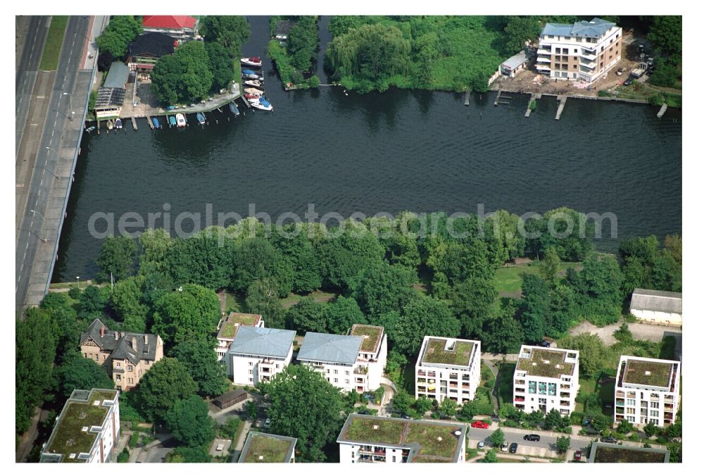 Berlin from the bird's eye view: Residential area of a multi-family house settlement on the bank and river of Mueggelspree on street Salvador-Allende-Strasse in the district Koepenick in Berlin, Germany