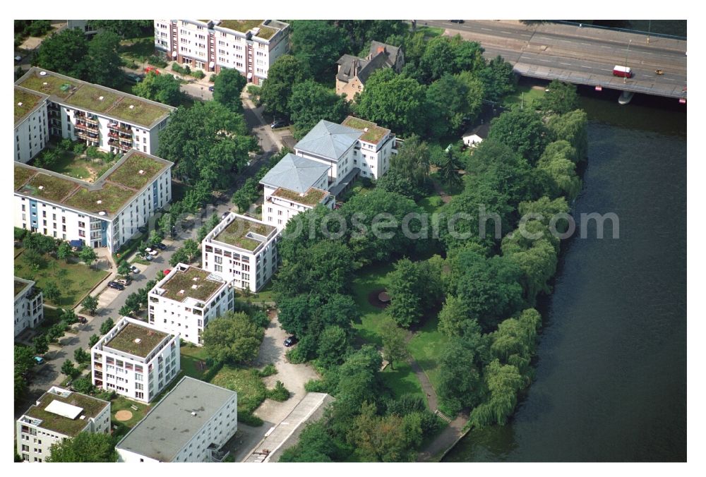 Berlin from the bird's eye view: Residential area of a multi-family house settlement on the bank and river of Mueggelspree on street Salvador-Allende-Strasse in the district Koepenick in Berlin, Germany