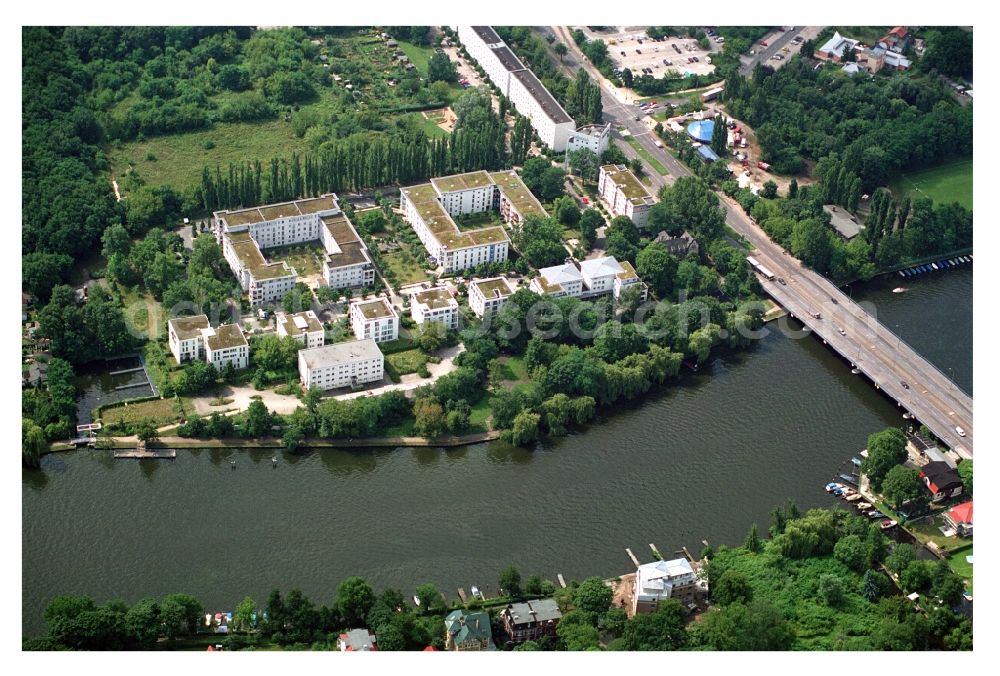 Aerial image Berlin - Residential area of a multi-family house settlement on the bank and river of Mueggelspree on street Salvador-Allende-Strasse in the district Koepenick in Berlin, Germany