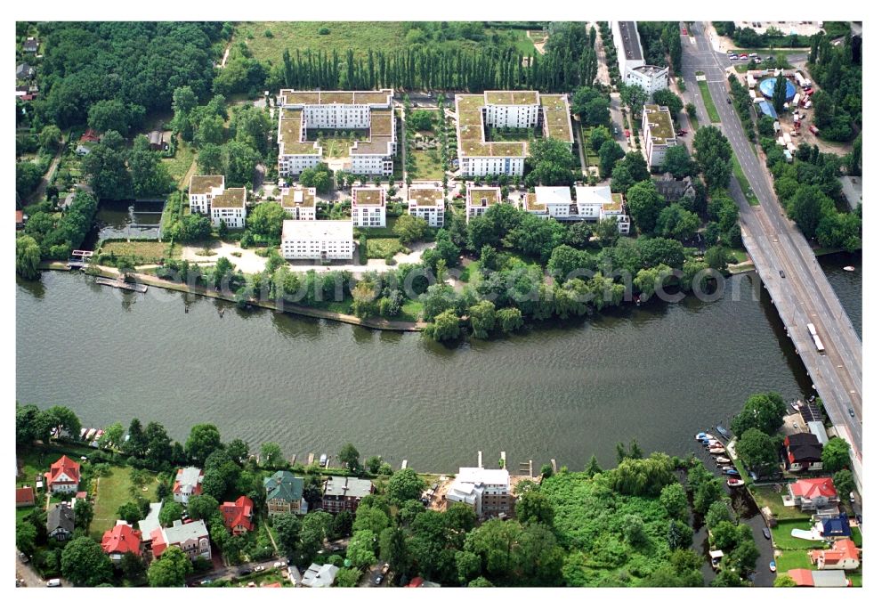 Aerial photograph Berlin - Residential area of a multi-family house settlement on the bank and river of Mueggelspree on street Salvador-Allende-Strasse in the district Koepenick in Berlin, Germany