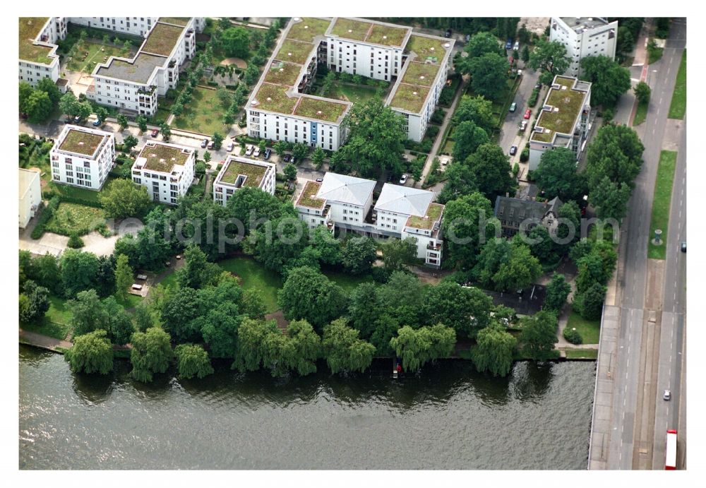 Berlin from the bird's eye view: Residential area of a multi-family house settlement on the bank and river of Mueggelspree on street Salvador-Allende-Strasse in the district Koepenick in Berlin, Germany