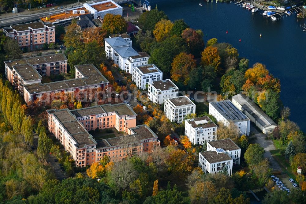 Aerial image Berlin - Residential area of a multi-family house settlement on the bank and river of Mueggelspree in the district Koepenick in Berlin, Germany