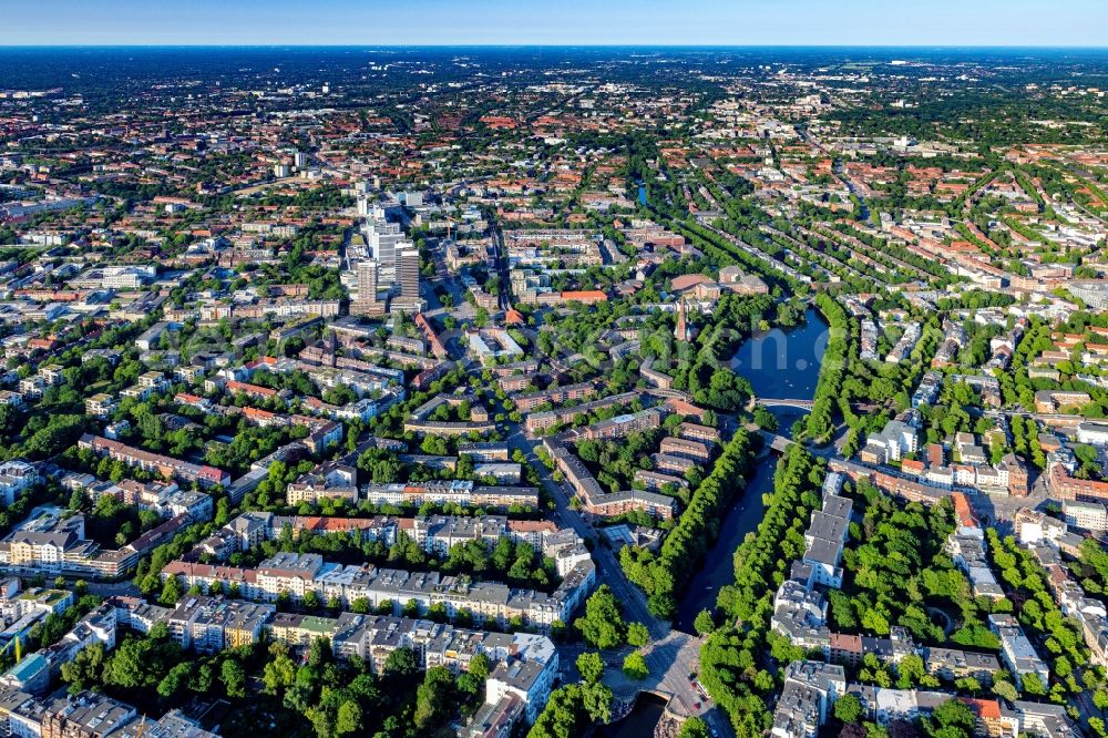 Hamburg from the bird's eye view: Residential area of a multi-family house settlement on the bank and river of Mundsburger Kanal along the Mundsburger Damm - Papenhuder Strasse in the district Uhlenhorst in Hamburg, Germany