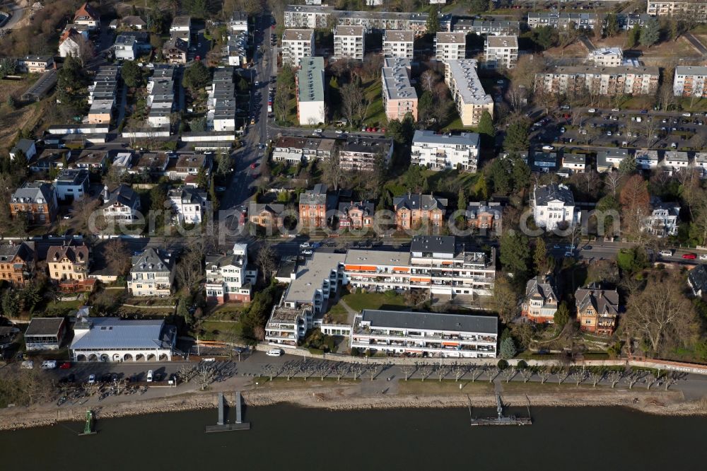 Aerial image Wiesbaden - Residential area of a multi-family house settlement on the bank and river of the Rhine river at the Uferstrasse in the district Biebrich in Wiesbaden in the state Hesse, Germany