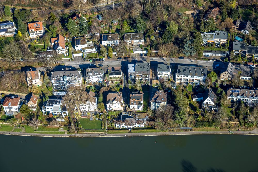 Aerial photograph Mülheim an der Ruhr - Residential area of a multi-family house settlement on the bank and river the Ruhr in Muelheim on the Ruhr at Ruhrgebiet in the state North Rhine-Westphalia, Germany