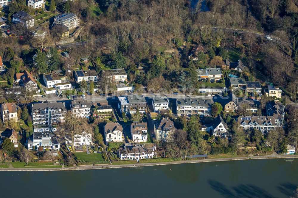 Aerial photograph Mülheim an der Ruhr - Residential area of a multi-family house settlement on the bank and river the Ruhr in Muelheim on the Ruhr at Ruhrgebiet in the state North Rhine-Westphalia, Germany