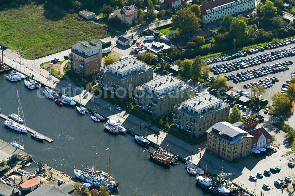 Hansestadt Greifswald from above - Residential area of a multi-family house settlement on the bank and river Ryck on street Hafenstrasse in Hansestadt Greifswald in the state Mecklenburg - Western Pomerania, Germany