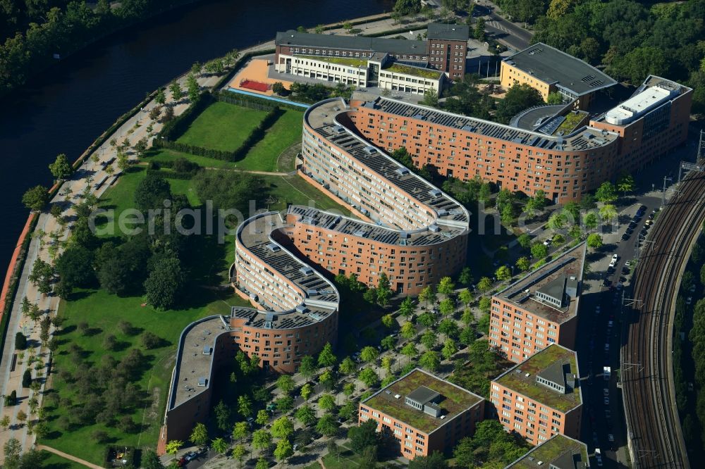 Aerial image Berlin - Residential area of a multi-family house settlement on the bank and river of Spree River in the district Moabit in Berlin, Germany