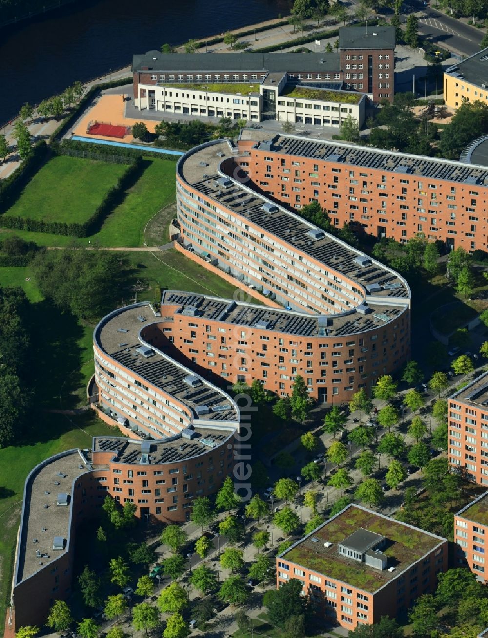 Aerial photograph Berlin - Residential area of a multi-family house settlement on the bank and river of Spree River in the district Moabit in Berlin, Germany