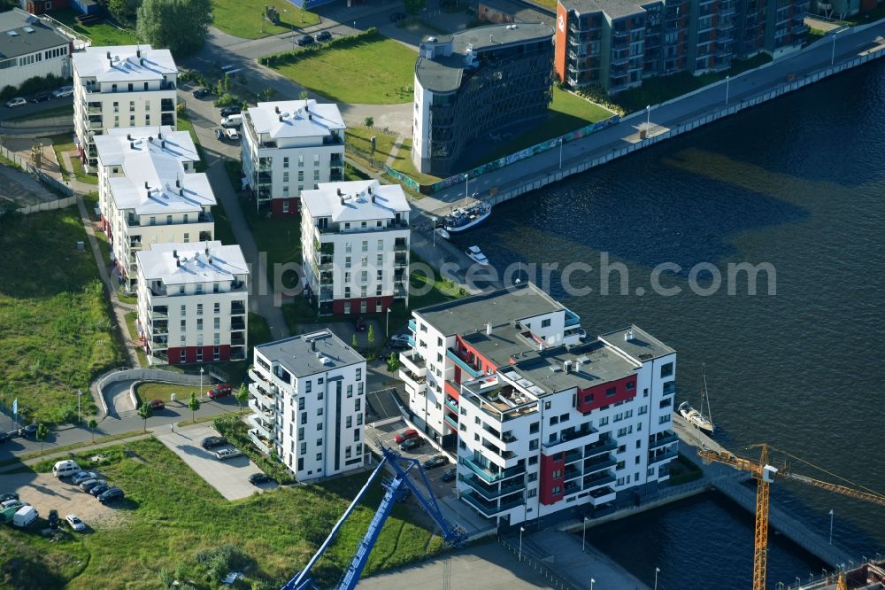 Aerial photograph Rostock - Residential area of a multi-family house settlement on the bank and river Unterwarnow An of Kesselschmiede in Rostock in the state Mecklenburg - Western Pomerania, Germany