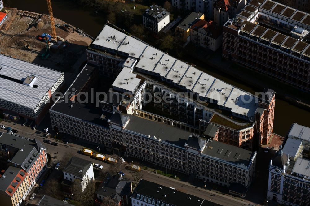 Aerial photograph Leipzig - Residential area of a multi-family house settlement on the bank and river Weisse Elster in Leipzig in the state Saxony, Germany