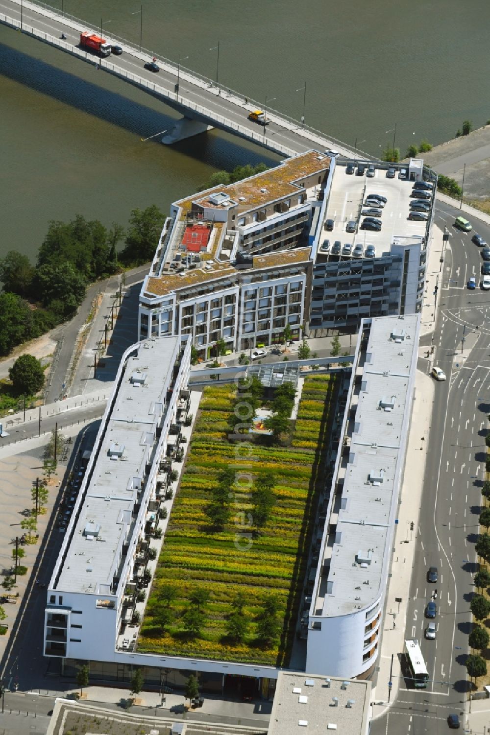 Aerial photograph Offenbach am Main - Residential area of the multi-family house settlement on Ufer of Main in Offenbach am Main in the state Hesse, Germany