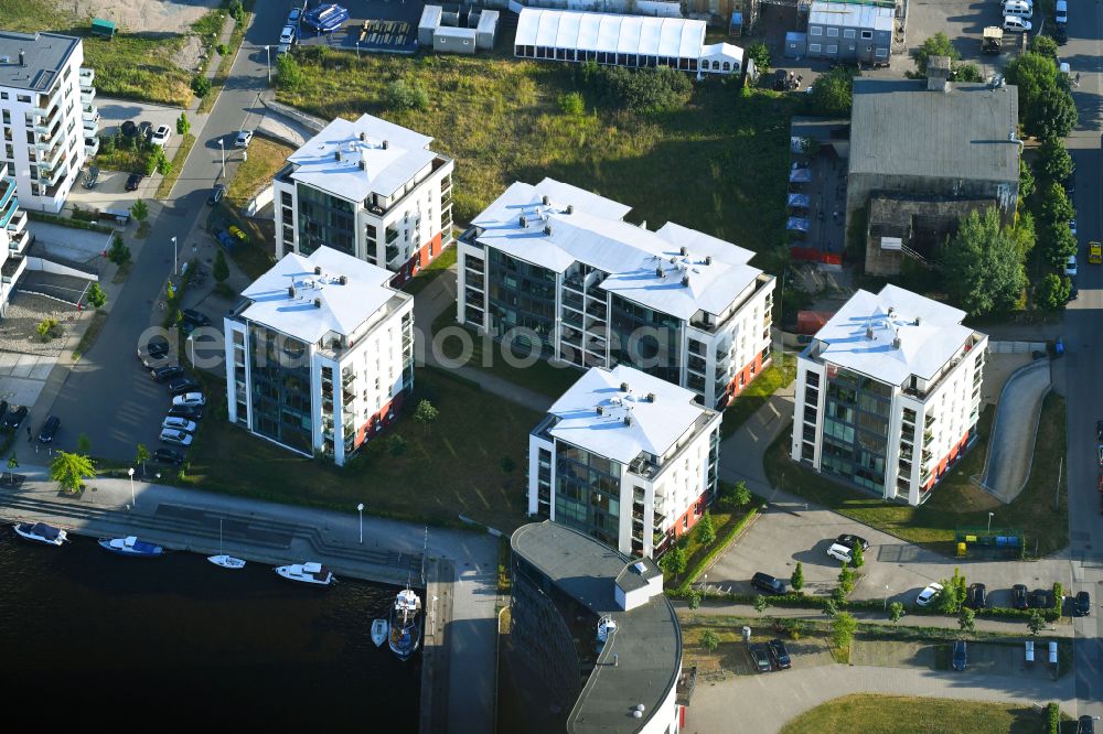 Aerial image Rostock - Residential area of the multi-family housing estate on the banks of the Unterwarnow on the street An der Kesselschmiede in Rostock on the Baltic Sea coast in the federal state of Mecklenburg-Vorpommern, Germany