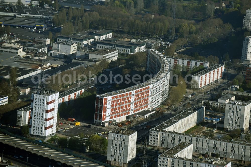 Aerial image Villeneuve-la-Garenne - Residential area of a multi-family house settlement Avenue Jean JaurA?s in Villeneuve-la-Garenne in Ile-de-France, France