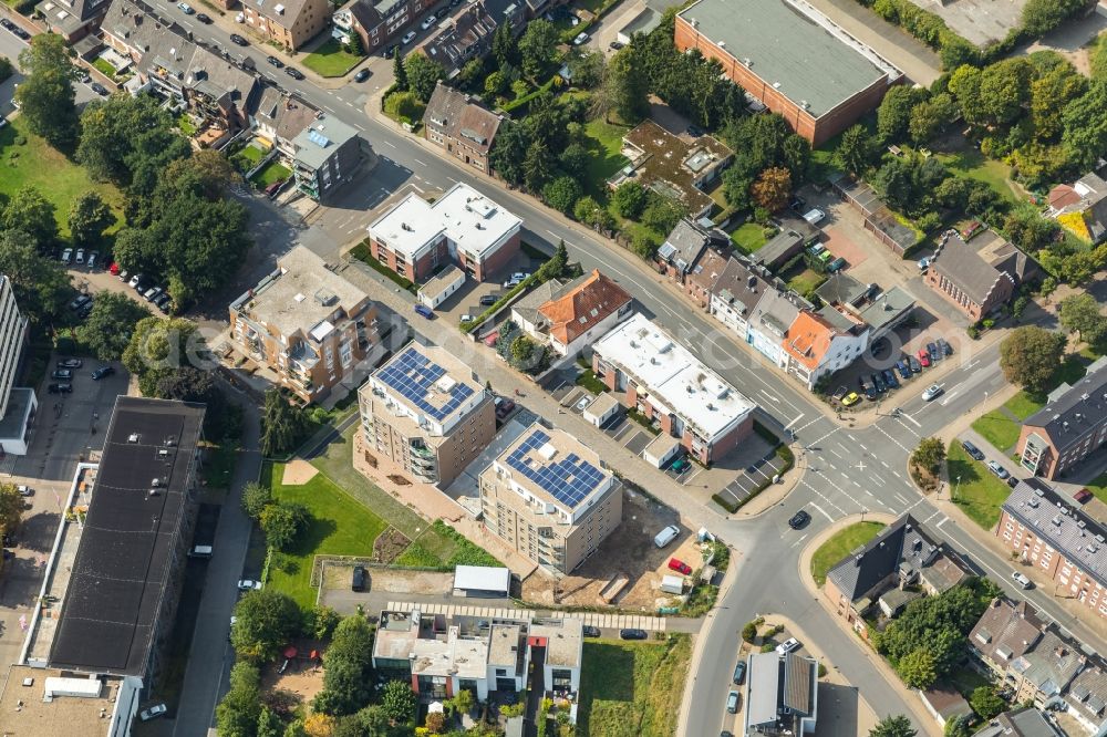 Emmerich am Rhein from above - Residential area of the multi-family house settlement on Wallstrasse - Grosser Wall in Emmerich am Rhein in the state North Rhine-Westphalia, Germany