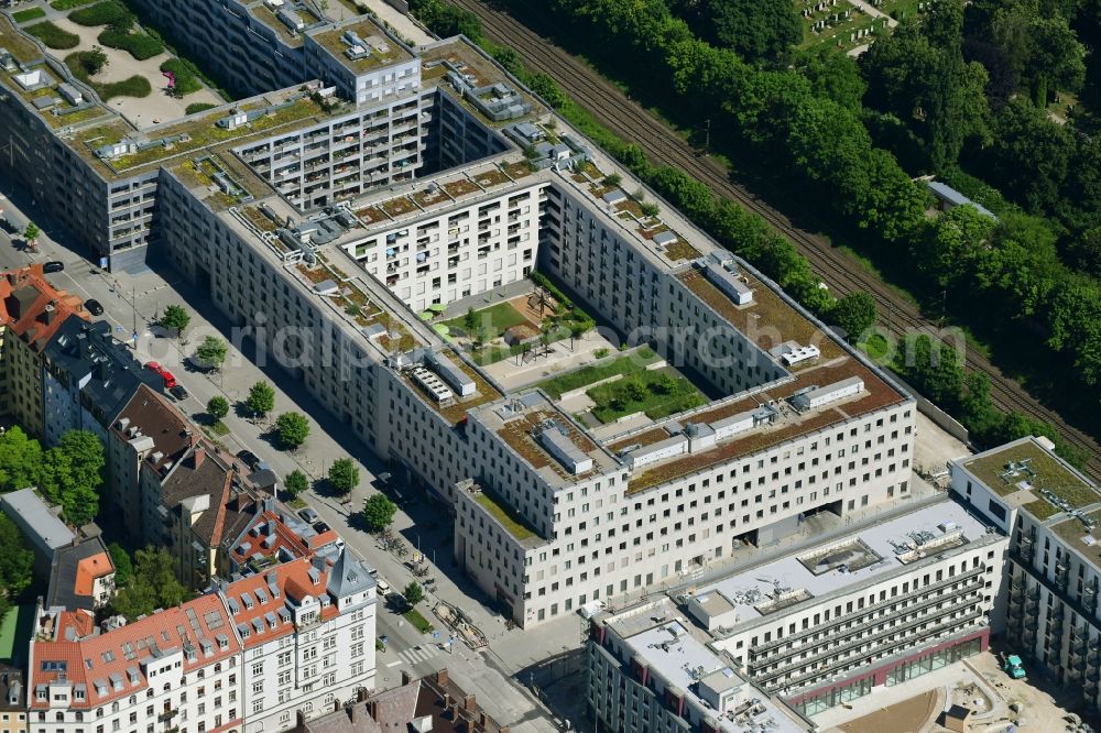 Aerial image München - Residential area of the multi-family house settlement on Welfenstrasse in Munich in the state Bavaria, Germany