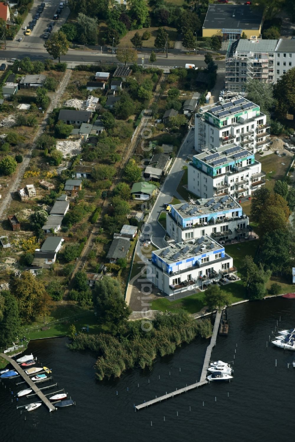 Aerial image Berlin - Residential area of a multi-family house settlement Wendenschlossstrasse on lake Side Dahme in Berlin