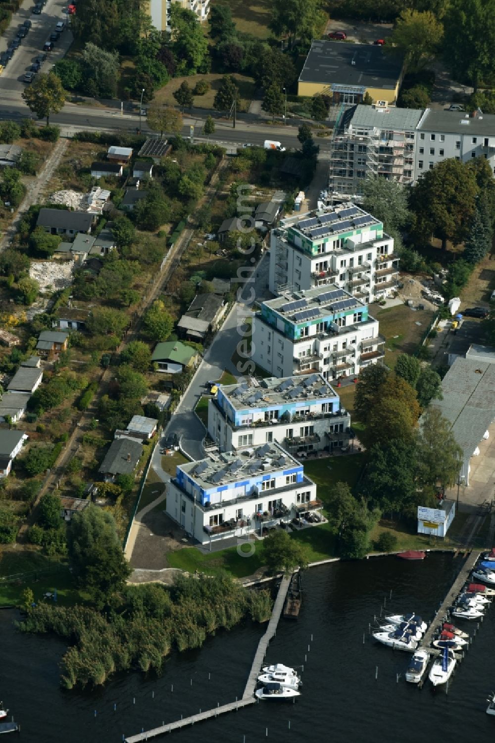 Aerial photograph Berlin - Residential area of a multi-family house settlement Wendenschlossstrasse on lake Side Dahme in Berlin