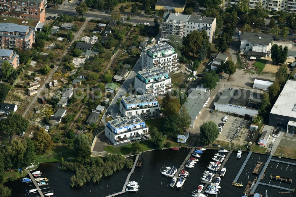 Berlin from above - Residential area of a multi-family house settlement Wendenschlossstrasse on lake Side Dahme in Berlin