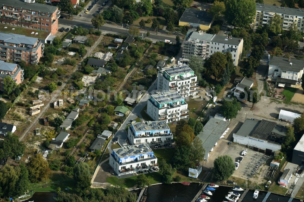 Berlin from the bird's eye view: Residential area of a multi-family house settlement Wendenschlossstrasse on lake Side Dahme in Berlin