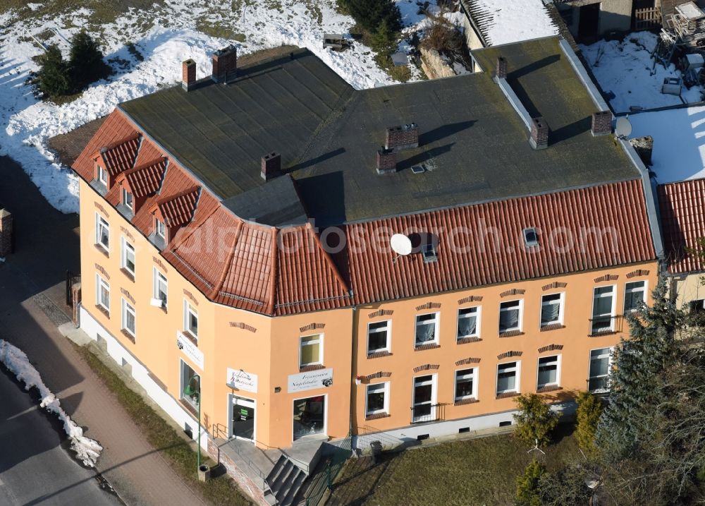 Werneuchen from above - Roof and wall structures in residential area of a multi-family house settlement Freienwalder Strasse zur Kreuzung Poststrasse L235 in Werneuchen in the state Brandenburg