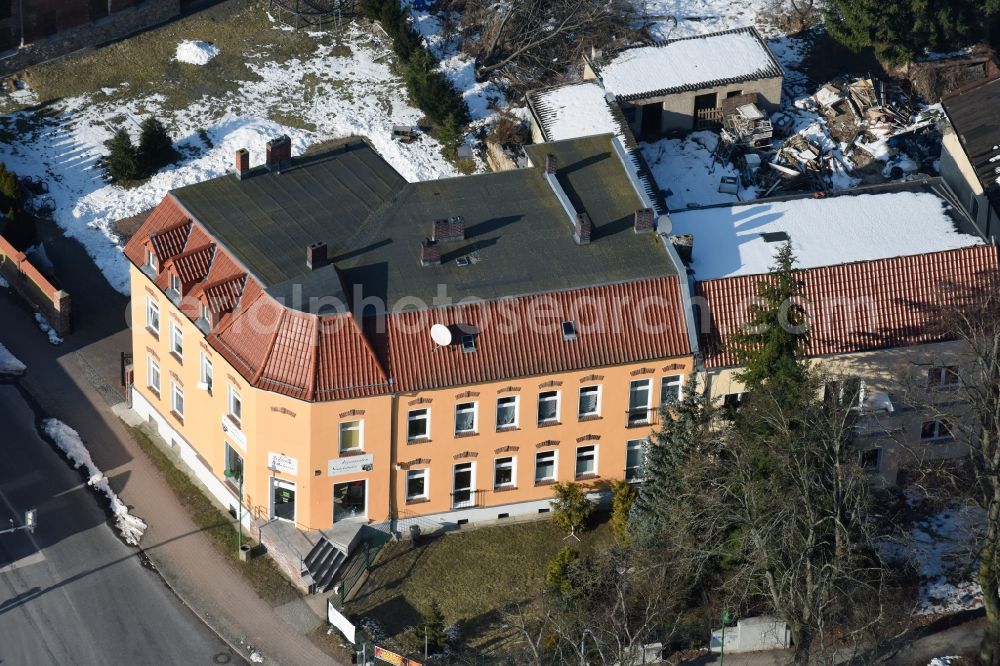 Werneuchen from the bird's eye view: Roof and wall structures in residential area of a multi-family house settlement Freienwalder Strasse zur Kreuzung Poststrasse L235 in Werneuchen in the state Brandenburg