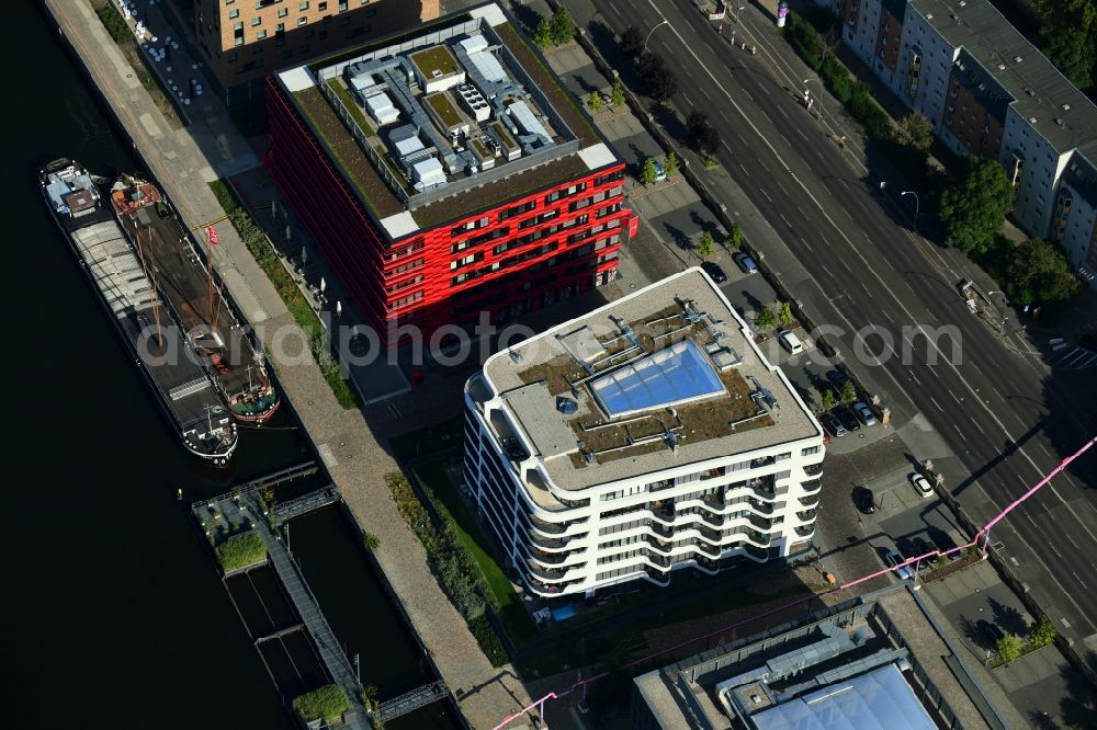 Aerial photograph Berlin - Residential area of the multi-family house settlement The White an of Stralauer Allee in the district Friedrichshain in Berlin in the state , Germany