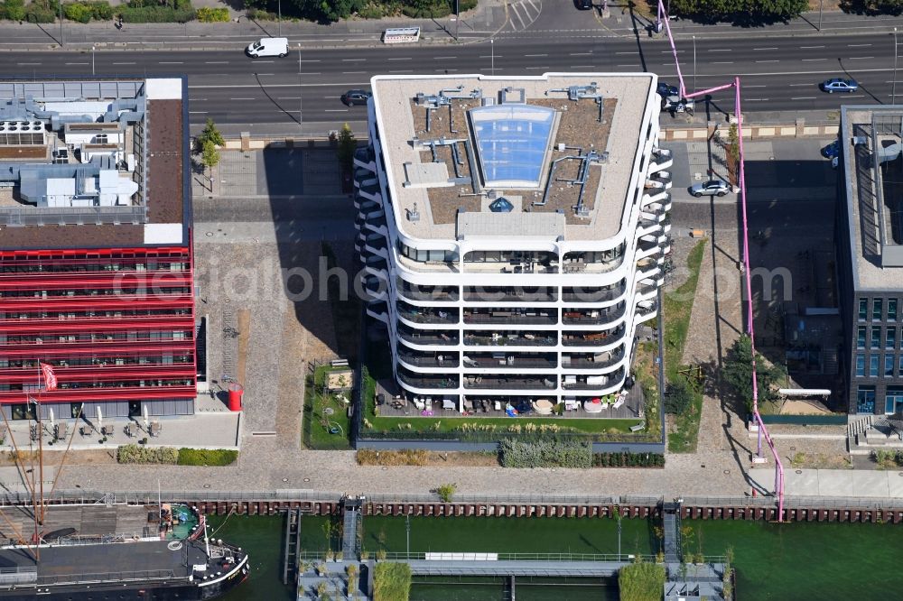 Aerial image Berlin - Residential area of the multi-family house settlement The White an of Stralauer Allee in the district Friedrichshain-Kreuzberg in Berlin in the state , Germany