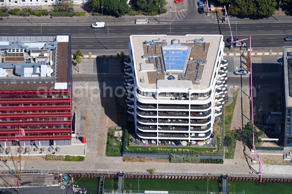 Aerial photograph Berlin - Residential area of the multi-family house settlement The White an of Stralauer Allee in the district Friedrichshain-Kreuzberg in Berlin in the state , Germany