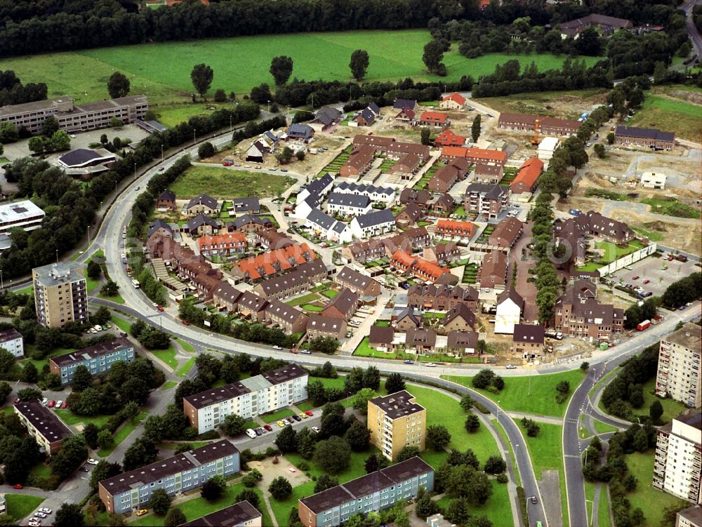 Moers from above - Residential area of a multi-family house settlement Willy-Brandt-Allee in the district Repelen in Moers in the state North Rhine-Westphalia