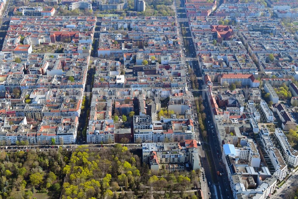 Aerial image Berlin - Residential area of the multi-family house settlement Winsviertel in the district Prenzlauer Berg in Berlin, Germany